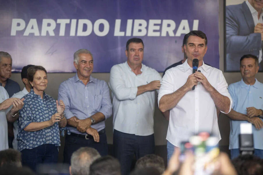 Flávio Bolsonaro critica Lula e propõe renegociação de dívidas em Campo Grande