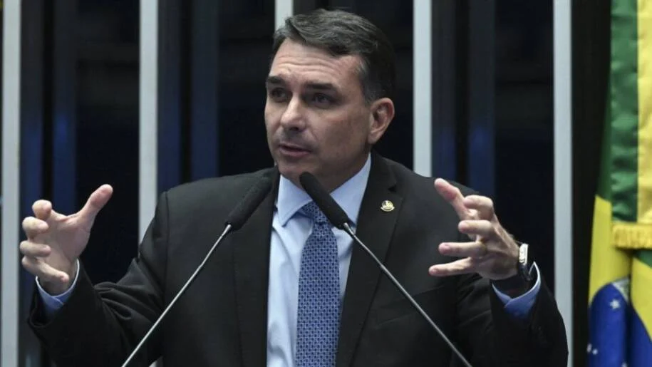 Flávio Bolsonaro critica Lula e STF em discursos que moldam campanha para 2026