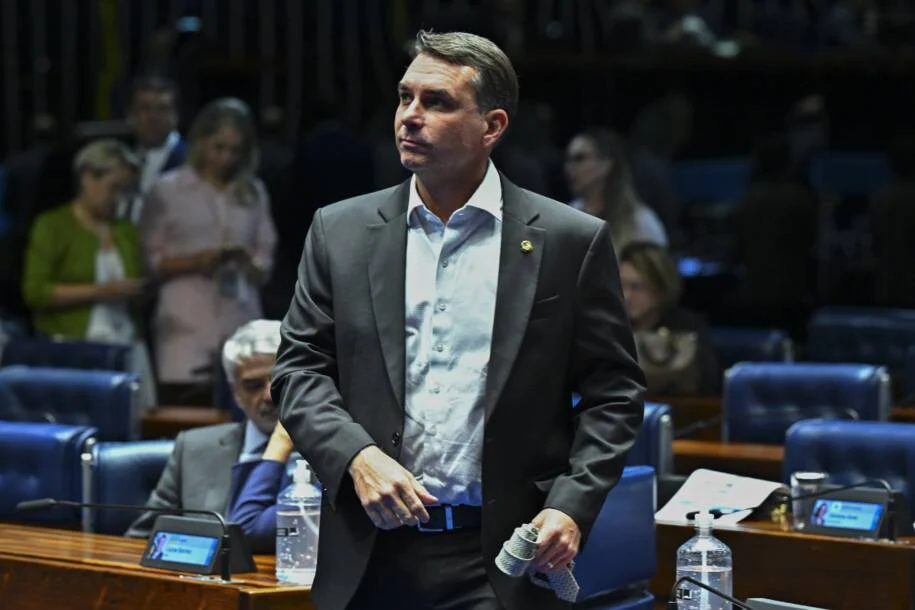 Flávio Bolsonaro critica provocações entre aliados e gera tensão com Nikolas