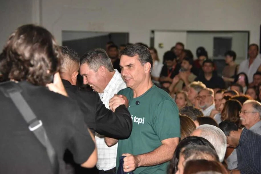 Flávio Bolsonaro destaca Tereza Cristina como ‘sonho de consumo’ para vice