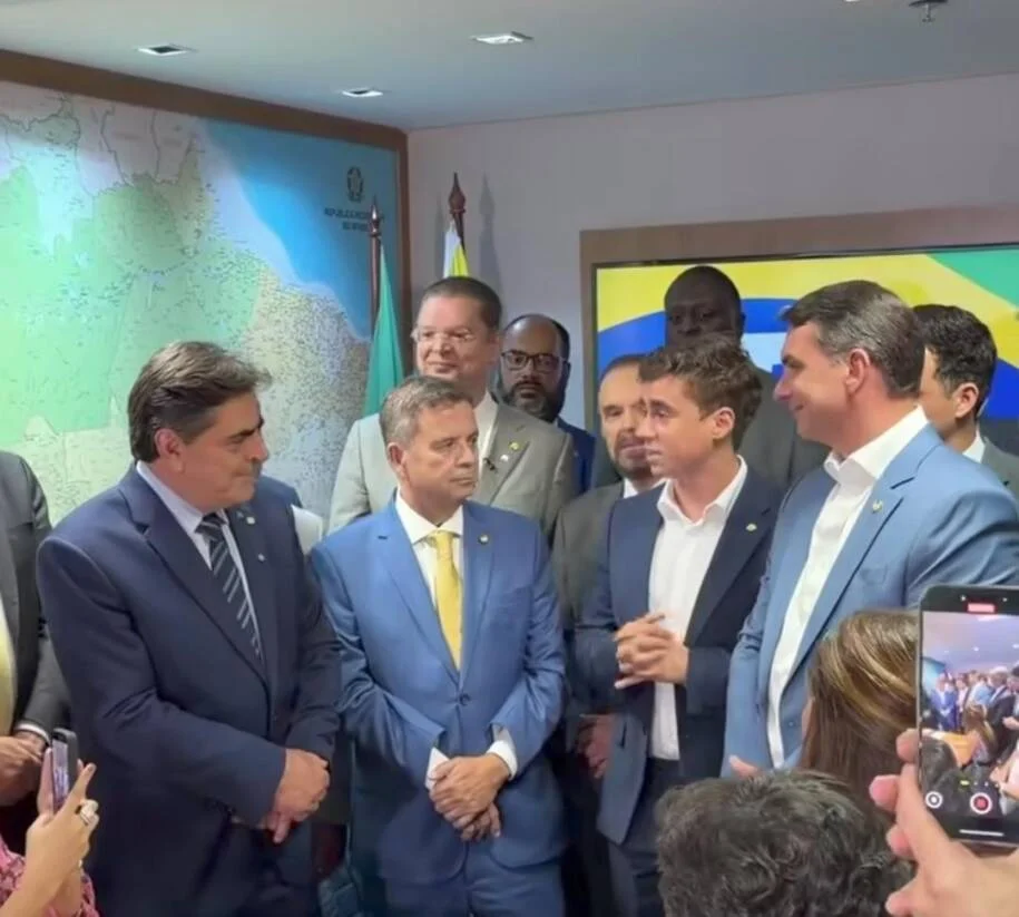 Flávio Bolsonaro e Nikolas Ferreira se unem em ato do PL após críticas de Eduardo