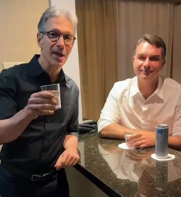 Flávio Bolsonaro e Romeu Zema anunciam aliança e geram expectativa para eleições