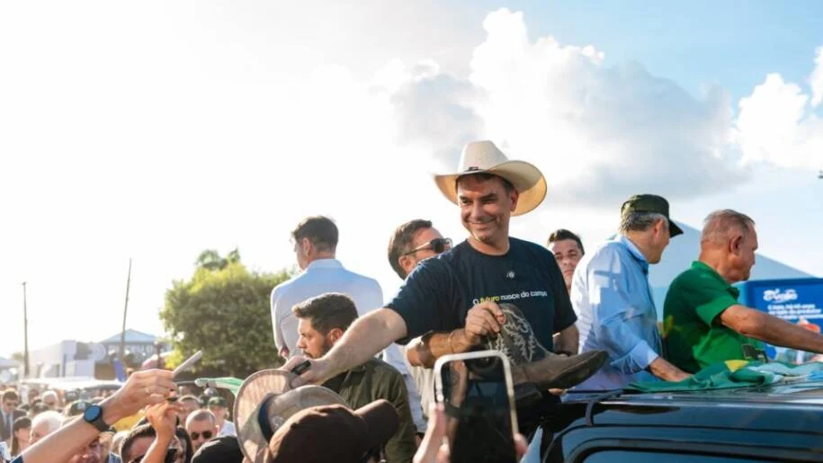 Flávio Bolsonaro e Tarcísio de Freitas visitam Agrishow e provocam ausência de Lula