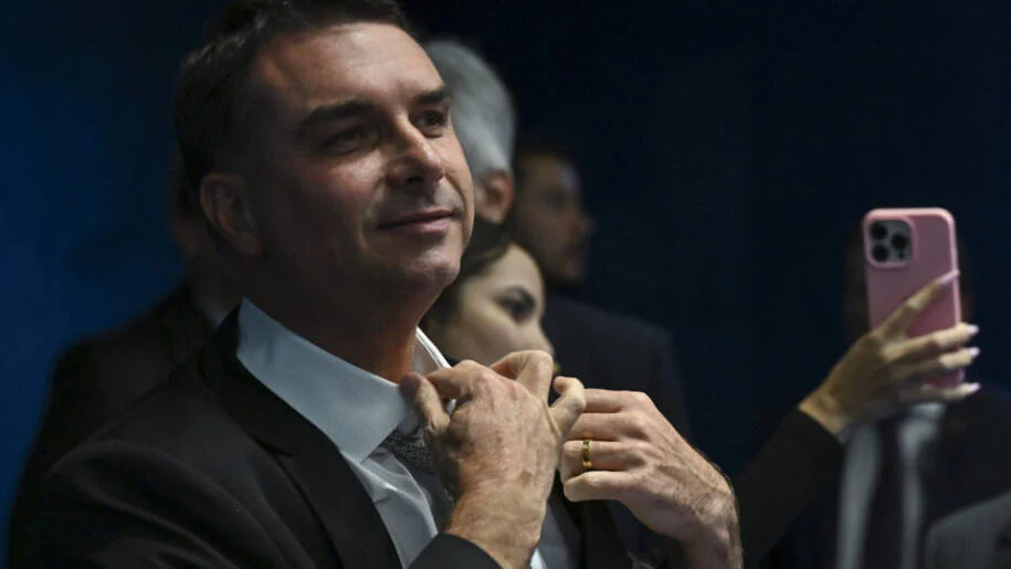 Flávio Bolsonaro enfrenta inquérito da PF, mas candidatura em 2026 é segura