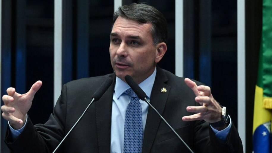 Flávio Bolsonaro promete que pai e perseguidos subirão a rampa se vencer eleição