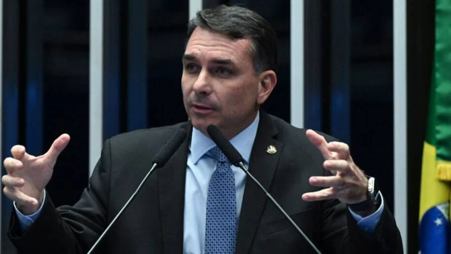 Flávio Bolsonaro promete que pai e perseguidos subirão a rampa se vencer eleição