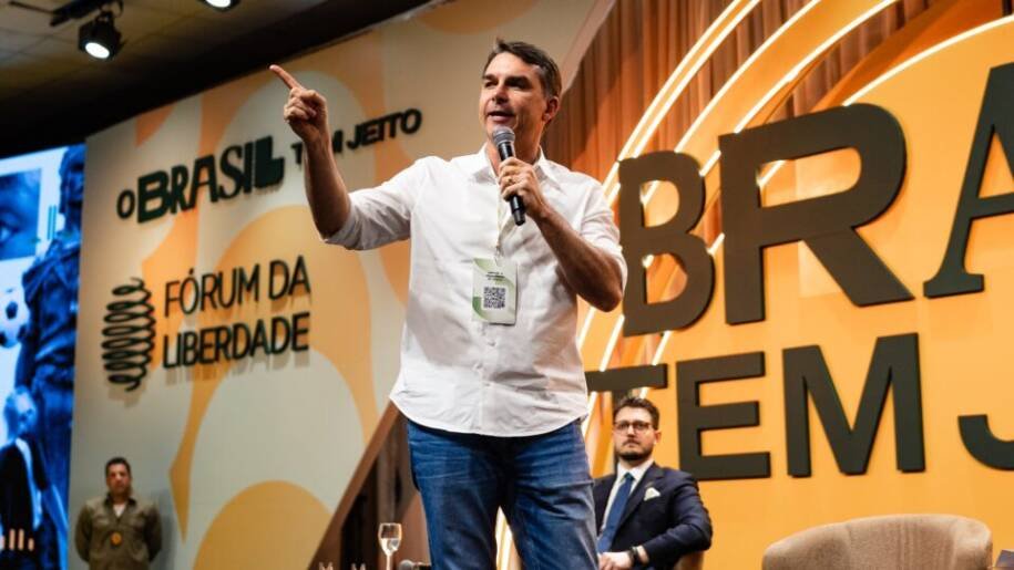 Flávio Bolsonaro promete revisar reforma tributária e defende impeachment de ministros do STF