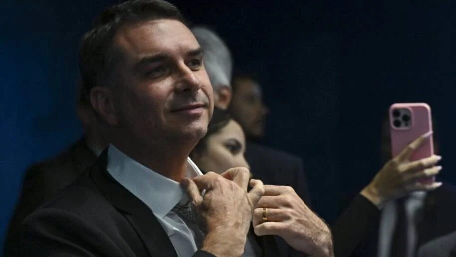 Flávio Bolsonaro supera Lula em pesquisas e ameaça reeleição em 2026