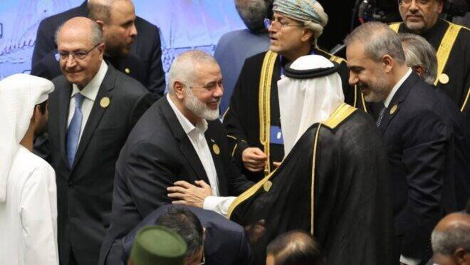 Geraldo Alckmin critica candidatos e afirma que ele e Lula ‘salvaram a democracia’