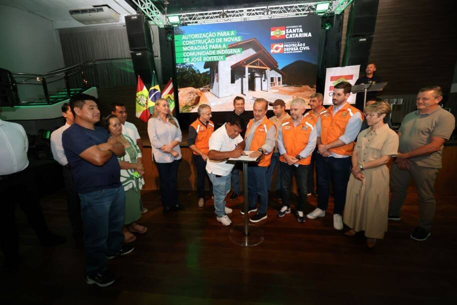 Governador Jorginho Mello autoriza 45 casas para indígenas e avança em reformas
