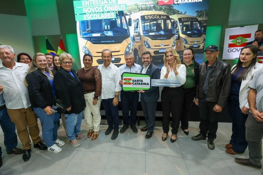 Governador Jorginho Mello entrega 9 ônibus escolares e investe R$ 3,9 milhões