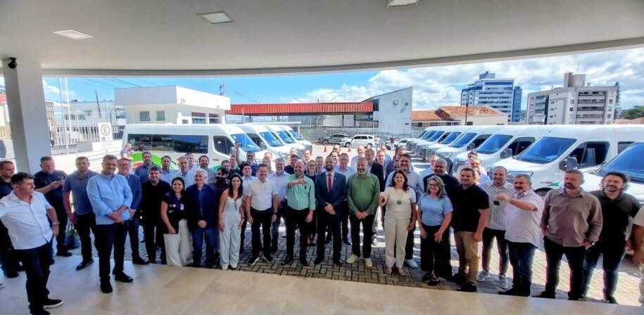 Governo de Santa Catarina entrega 12 vans e investe R$ 3,6 milhões em saúde