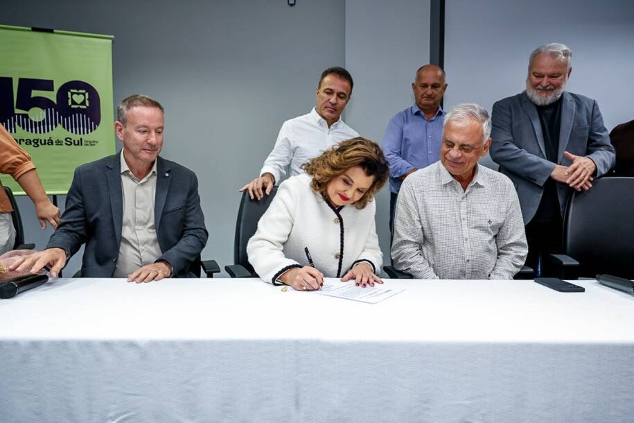 Governo de SC assina ordem de serviço e inicia ponte que liga Jaraguá e Schroeder