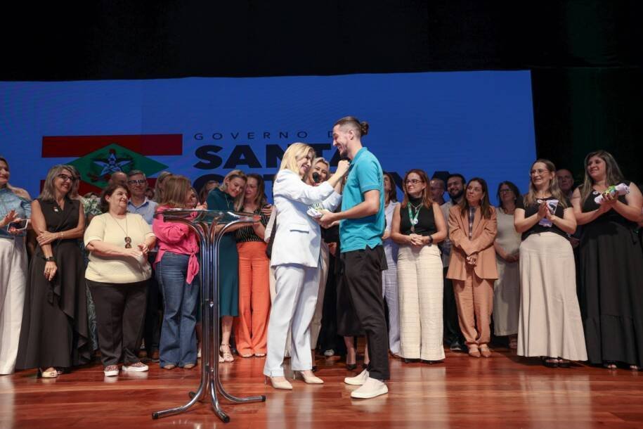 Governo de SC empossa 414 novos servidores e anuncia novo concurso com 11.539 vagas