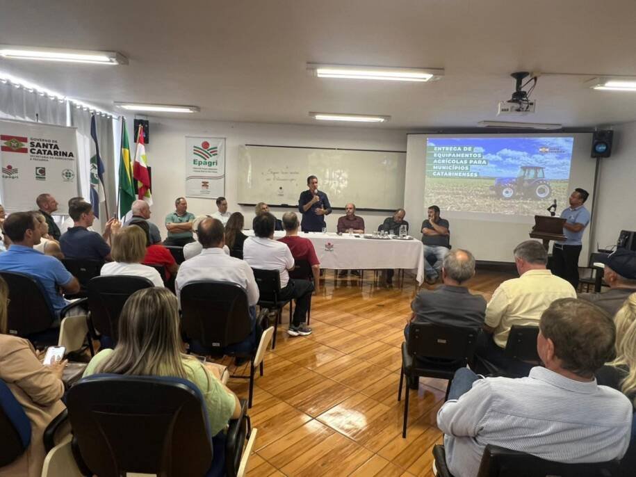 Governo de SC entrega 50 equipamentos agrícolas em Campos Novos e investe R$ 4,8 milhões