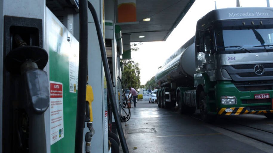 Governo Federal enfrenta crise: inflação de 0,88% em março e alta do diesel a 13,9%