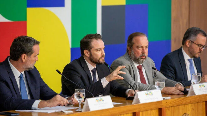 Governo Lula anuncia isenção de PIS e Cofins e amplia subsídios a combustíveis