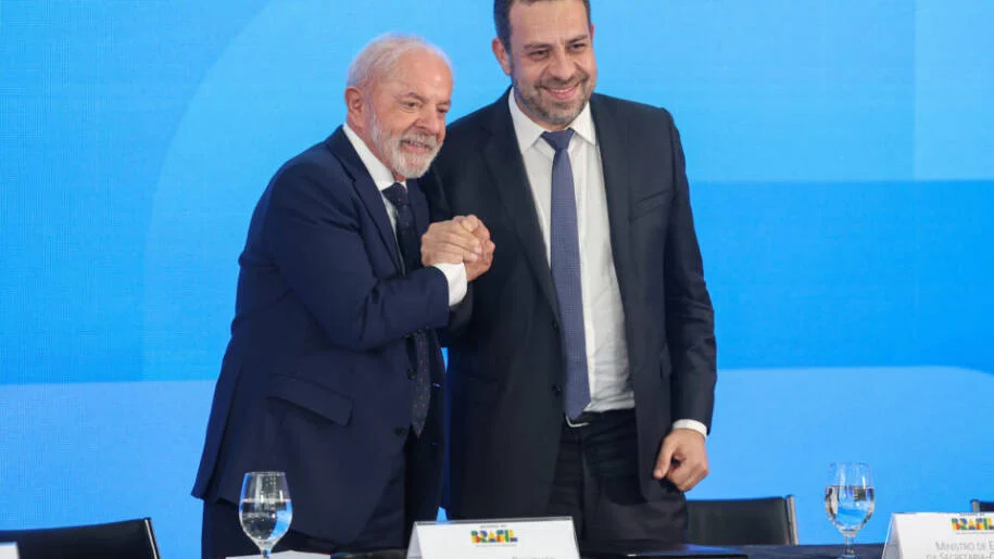 Governo Lula enviará PL urgente para acabar com escala 6 x 1 e alavancar popularidade