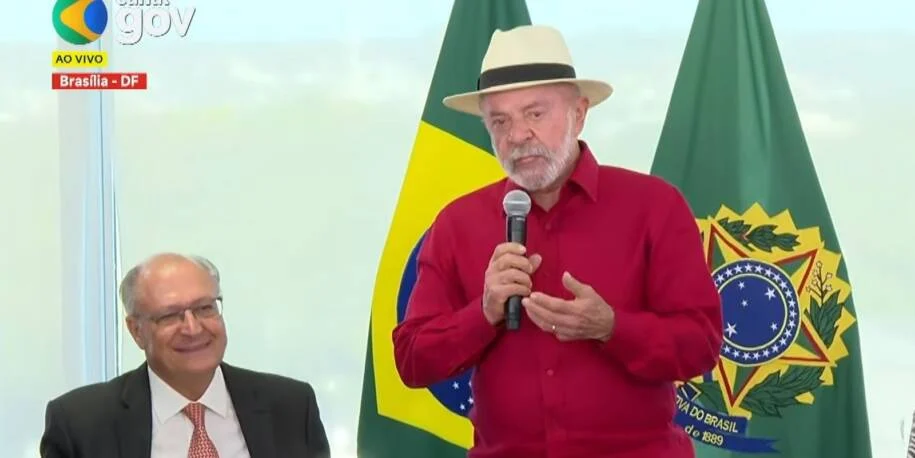 Governo Lula lança R$ 21,2 bilhões para caminhoneiros e promete juros menores