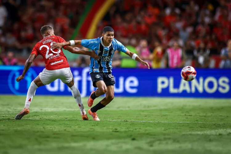 Grêmio e Coritiba duelam na Arena em Porto Alegre; quem sairá vitorioso?