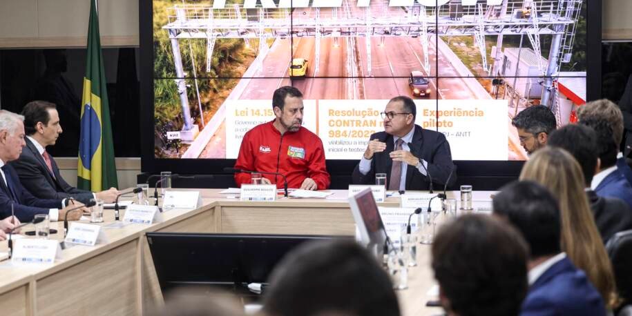 Guilherme Boulos suspende 3,4 milhões de multas de pedágio por 200 dias!