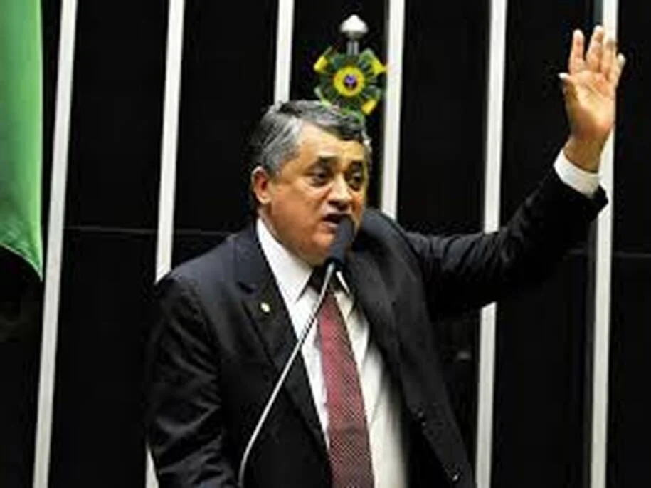 Guimarães celebra fim de 16 anos de governo de Orbán após eleições na Hungria