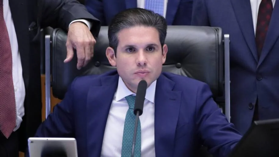Hugo Motta desafia Lula e decide tramitação da PEC que acaba com jornada 6×1