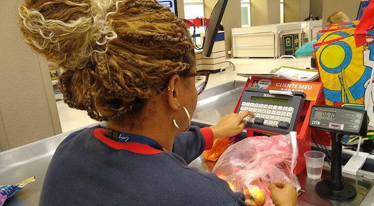 IBGE revela que 600 mil pessoas deixaram a informalidade e rendimento bate recorde