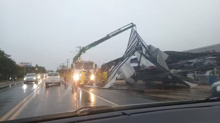 Içara e Sangão enfrentam destruição após temporais que interditam BR-101