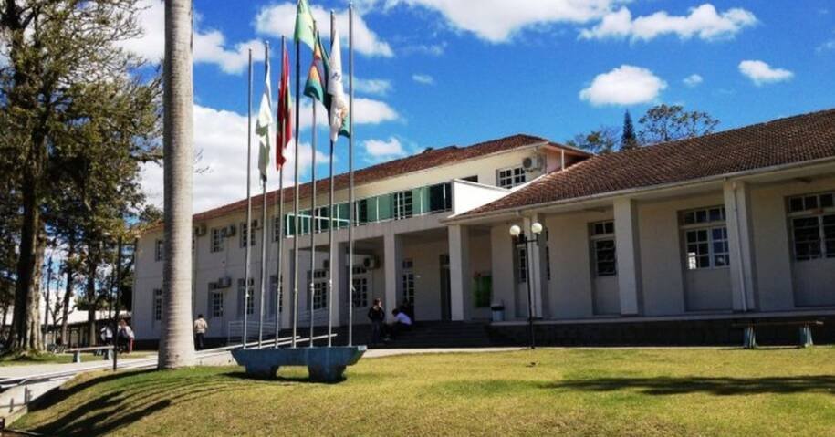 IFC Camboriú abre seleção e oferece salários de até R$ 8 mil para professor