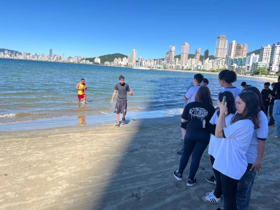 Instituto do Meio Ambiente de SC promove atividade de campo em Itapema e ensina alunos