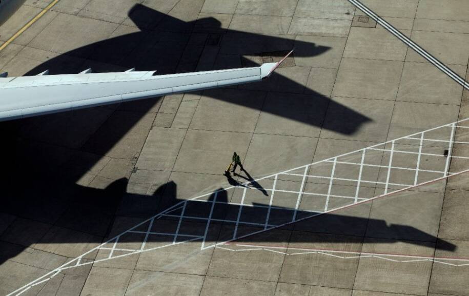 Irã fecha Estreito de Ormuz e preços de voos disparam; Air Canada suspende rotas