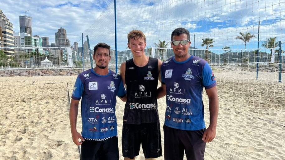 Itapema celebra vitória de Nicolas Schosler e Vini Scoz no Mundialito de Vôlei de Praia