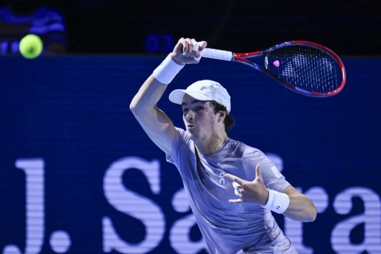João Fonseca perde para Rafael Jódar e quebra raquete no Madrid Open