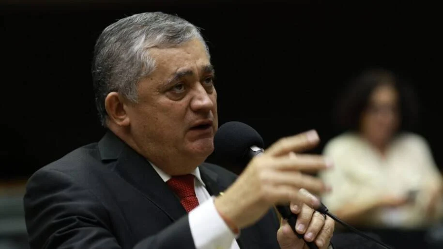 José Guimarães afirma que Brasil não pode desonerar empresas após fim da escala 6×1