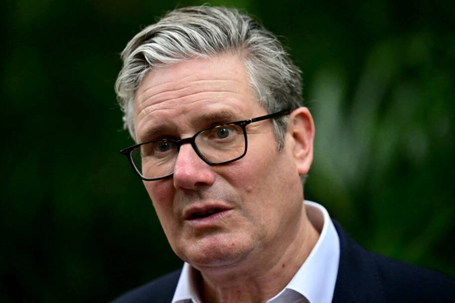 Keir Starmer culpa Ministério por nomeação de Mandelson e enfrenta pressão intensa