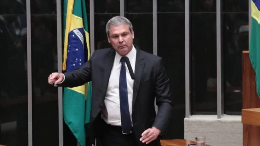 Lindbergh Farias acusa Flávio Bolsonaro de querer acabar com o Pix a mando dos EUA