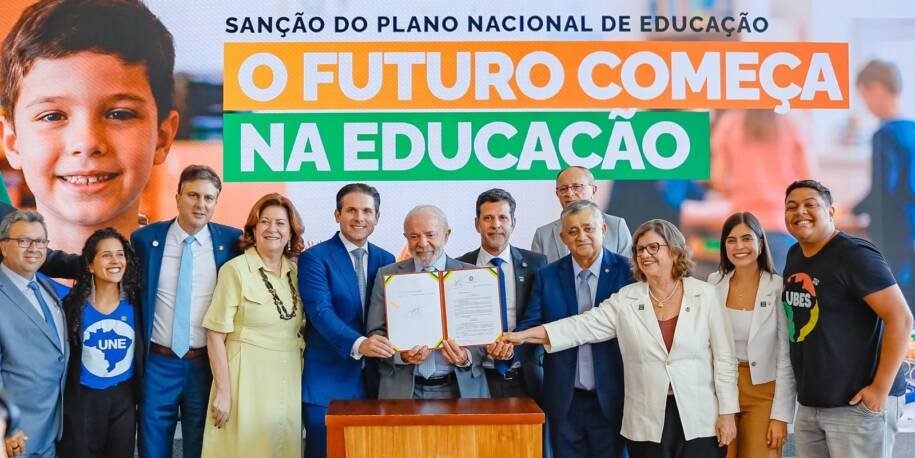 Luiz Inácio Lula da Silva sanciona PNE com metas ambiciosas para educação