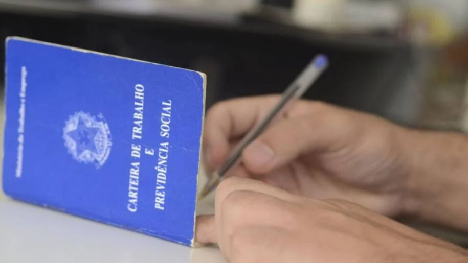 Lula acelera fim da escala 6×1 e gera críticas sobre impactos econômicos