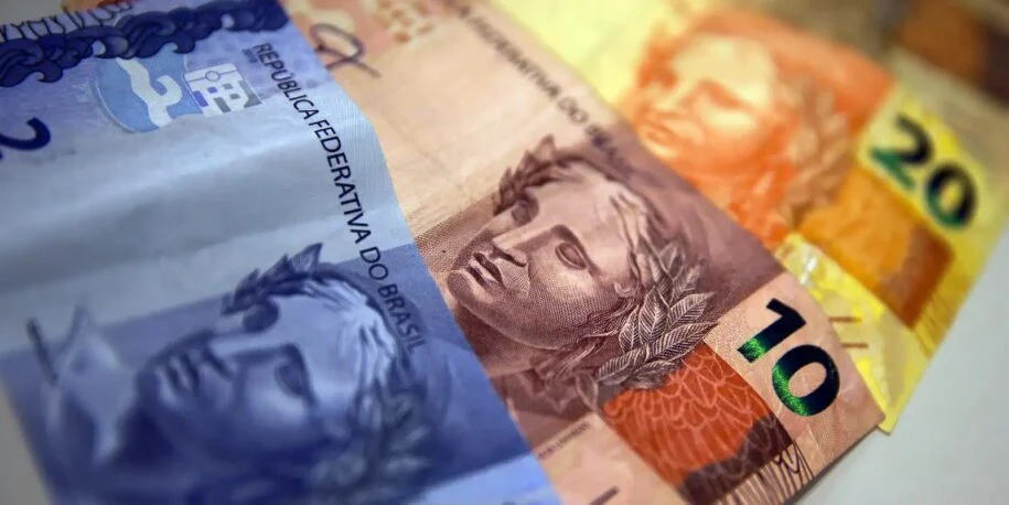 Lula assina decreto e 23,3 milhões de aposentados recebem 13º a partir de março