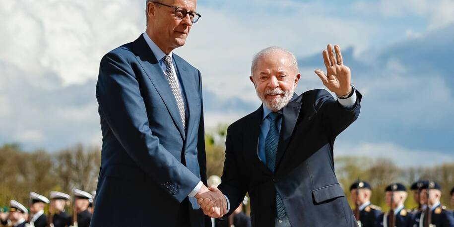 Lula chega à Alemanha e assina 10 acordos com Friedrich Merz em Hannover