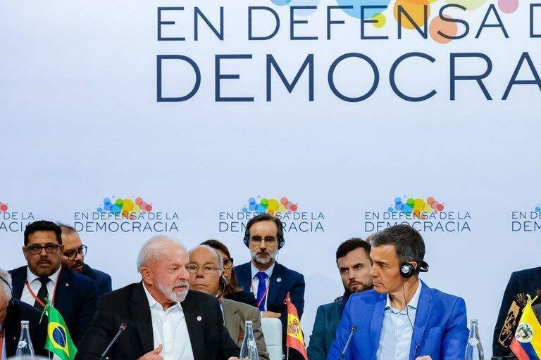 Lula cobra reforma da ONU e critica gastos militares em reunião em Barcelona