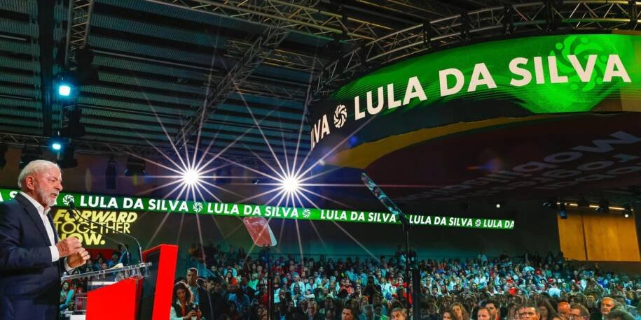 Lula critica neoliberalismo e extrema-direita em discurso para 5 mil em Barcelona