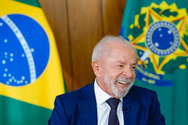 Lula destaca compromisso com inclusão social e critica lobbies em entrevista