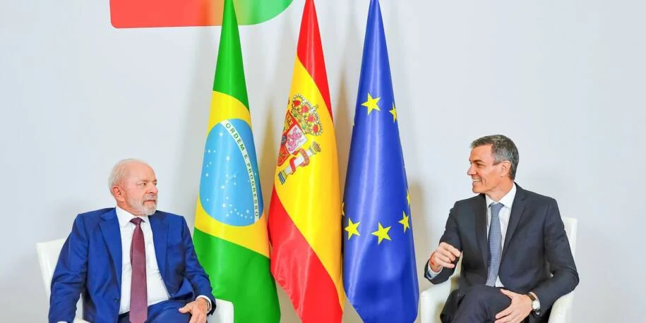 Lula e Sánchez firmam acordos em Barcelona para combater desigualdade e big techs