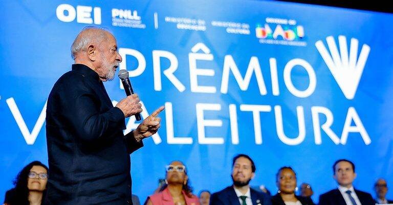 Lula entrega Prêmio Vivaleitura e anuncia novo PNLL com ampliação de livros