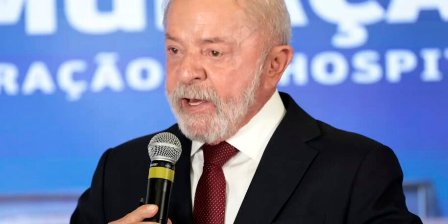 Lula inclui inadimplentes do FIES em pacote contra endividamento e critica custos