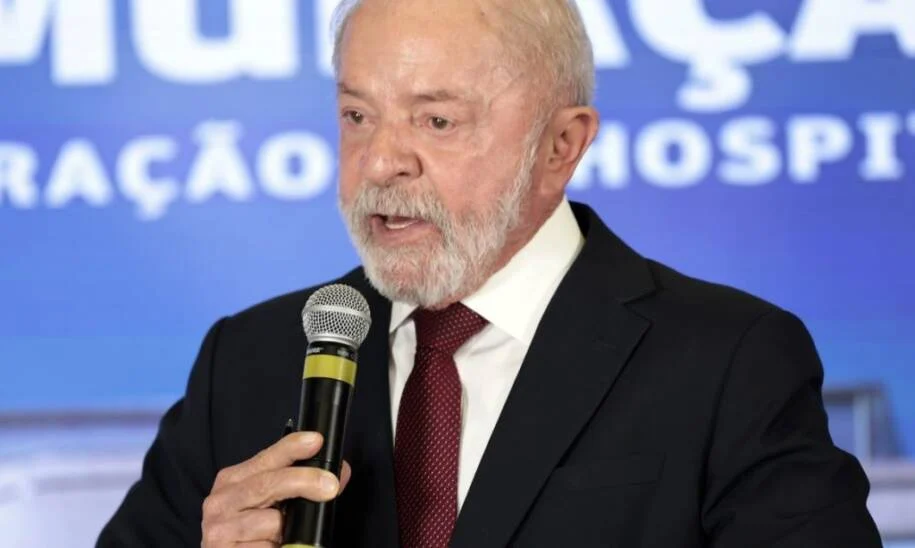 Lula inclui inadimplentes do FIES em pacote contra endividamento e critica gastos
