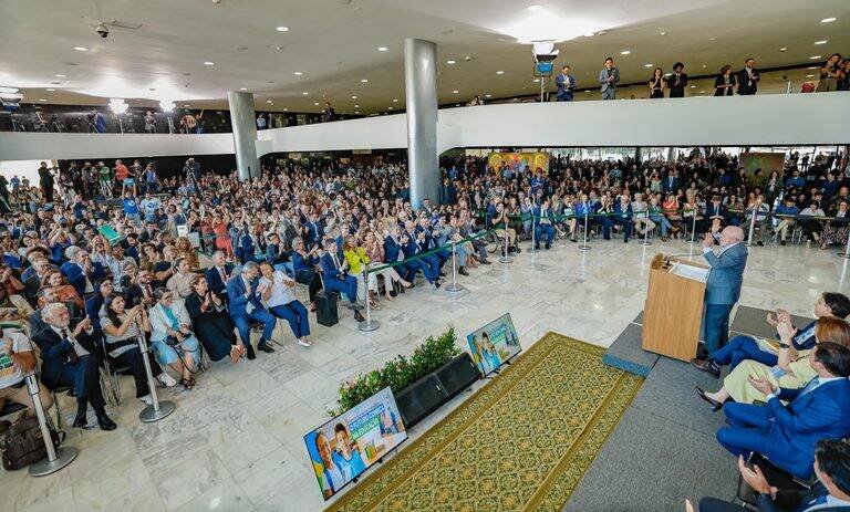 Lula sanciona novo PNE com 19 objetivos e promete fiscalização rigorosa