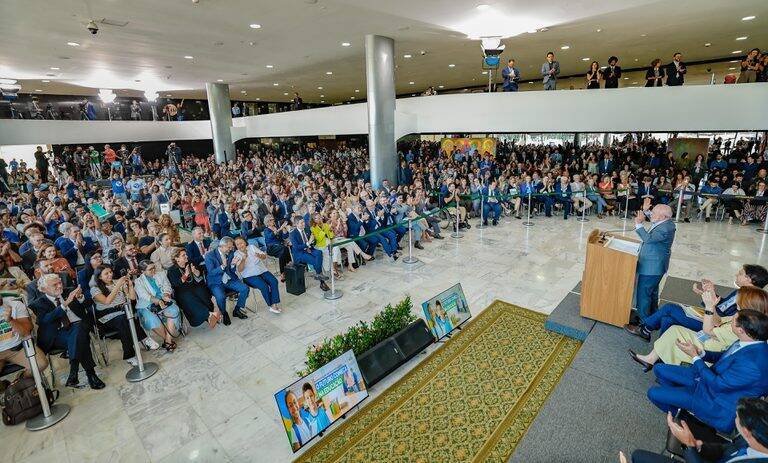Lula sanciona novo PNE com 19 objetivos e promete fiscalização rigorosa